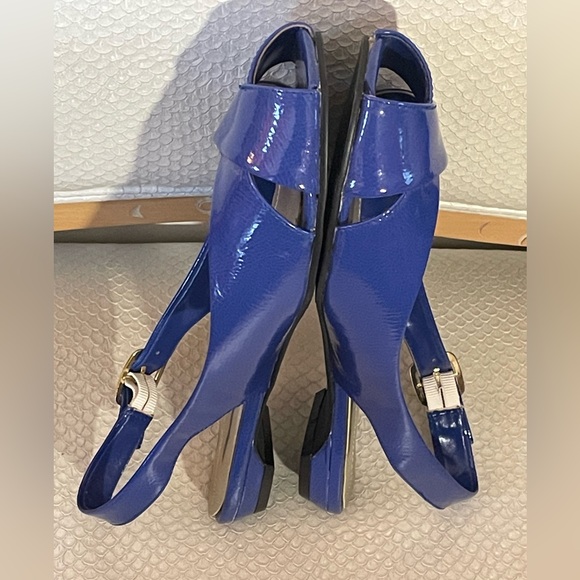 Newport News Sapphire Blue Leather Toe Open Low Sandal sSize 9.5 M - Picture 2 of 8